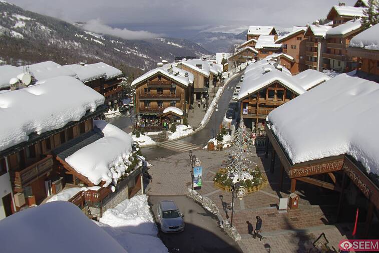 Webcam view of the square at the heart of Meribel, as seen from Hotel Le Doron. On the right is the Tourist Office and main Post Office. Sometimes you can see live entertainment in the square in front