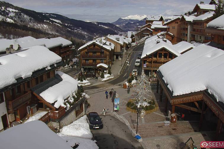 Webcam view of the square at the heart of Meribel, as seen from Hotel Le Doron. On the right is the Tourist Office and main Post Office. Sometimes you can see live entertainment in the square in front
