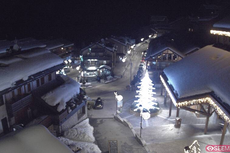 Webcam view of the square at the heart of Meribel, as seen from Hotel Le Doron. On the right is the Tourist Office and main Post Office. Sometimes you can see live entertainment in the square in front