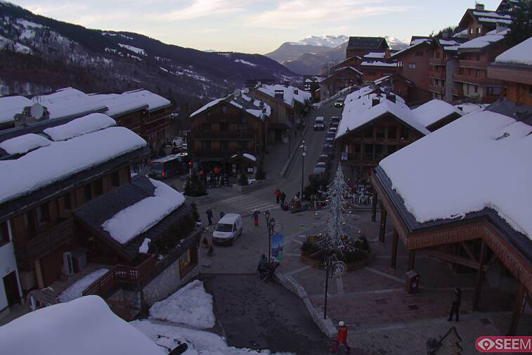 Webcam view of the square at the heart of Meribel, as seen from Hotel Le Doron. On the right is the Tourist Office and main Post Office. Sometimes you can see live entertainment in the square in front