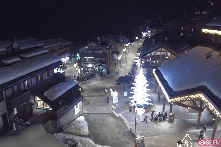 Webcam view of the square at the heart of Meribel, as seen from Hotel Le Doron. On the right is the Tourist Office and main Post Office. Sometimes you can see live entertainment in the square in front