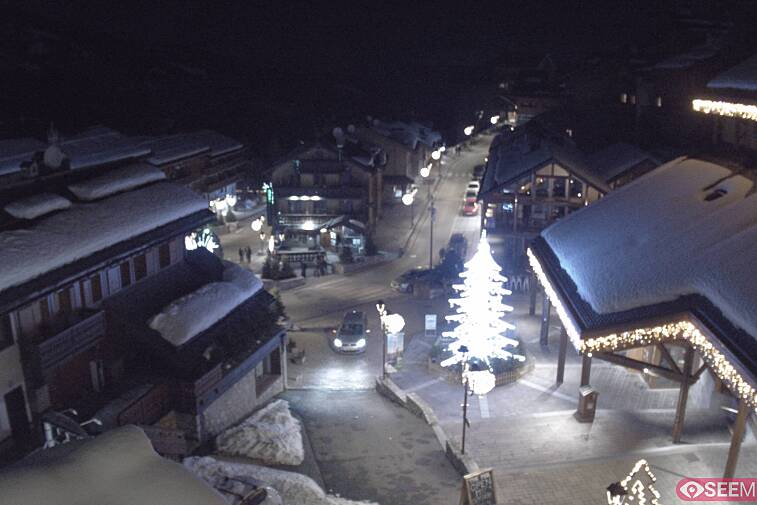 Webcam view of the square at the heart of Meribel, as seen from Hotel Le Doron. On the right is the Tourist Office and main Post Office. Sometimes you can see live entertainment in the square in front