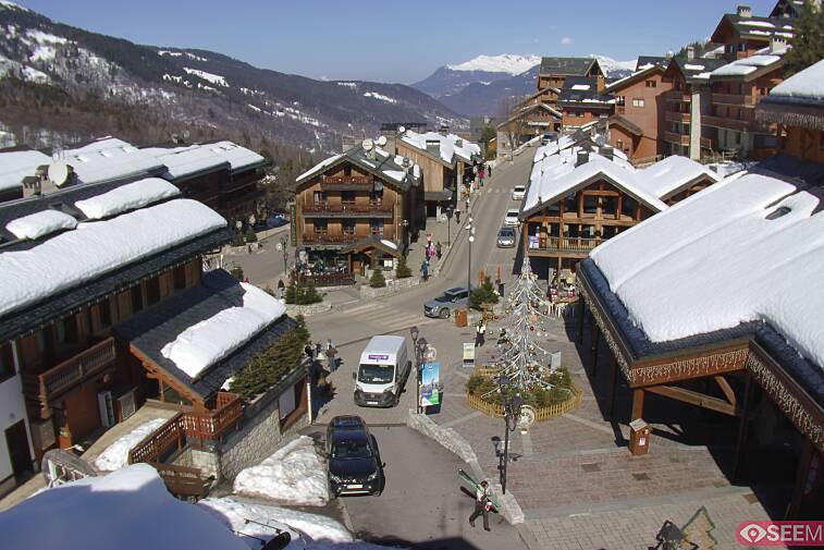 Webcam view of the square at the heart of Meribel, as seen from Hotel Le Doron. On the right is the Tourist Office and main Post Office. Sometimes you can see live entertainment in the square in front