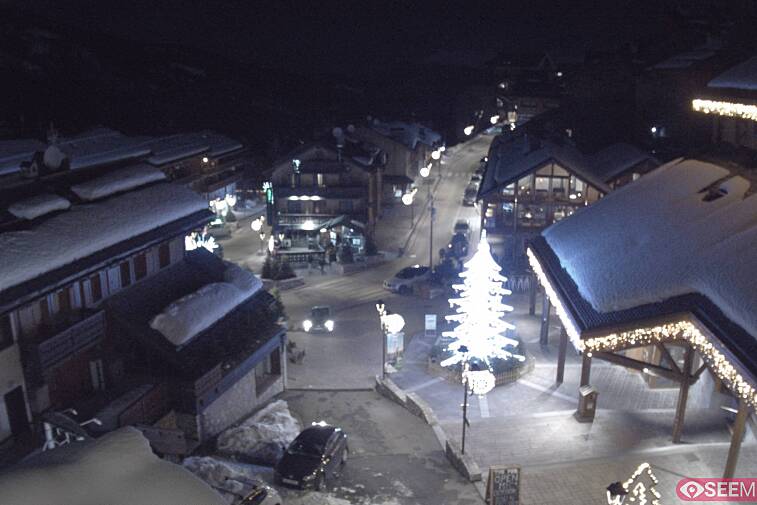 Webcam view of the square at the heart of Meribel, as seen from Hotel Le Doron. On the right is the Tourist Office and main Post Office. Sometimes you can see live entertainment in the square in front