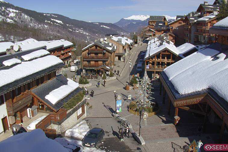 Webcam view of the square at the heart of Meribel, as seen from Hotel Le Doron. On the right is the Tourist Office and main Post Office. Sometimes you can see live entertainment in the square in front