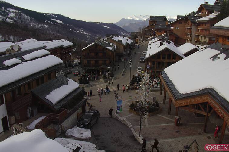 Webcam view of the square at the heart of Meribel, as seen from Hotel Le Doron. On the right is the Tourist Office and main Post Office. Sometimes you can see live entertainment in the square in front