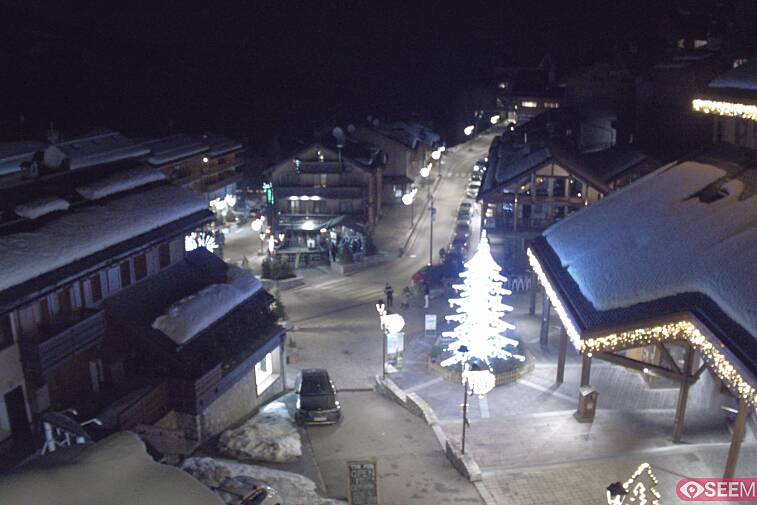 Webcam view of the square at the heart of Meribel, as seen from Hotel Le Doron. On the right is the Tourist Office and main Post Office. Sometimes you can see live entertainment in the square in front