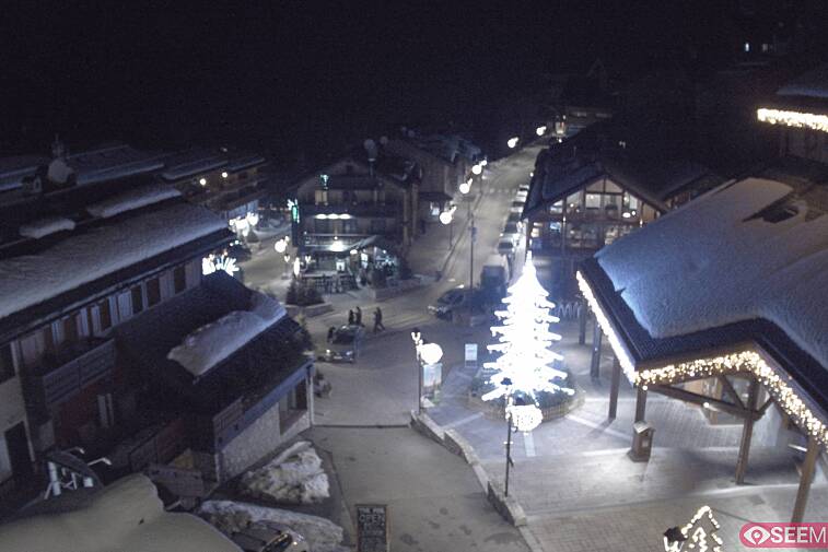 Webcam view of the square at the heart of Meribel, as seen from Hotel Le Doron. On the right is the Tourist Office and main Post Office. Sometimes you can see live entertainment in the square in front