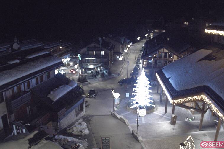 Webcam view of the square at the heart of Meribel, as seen from Hotel Le Doron. On the right is the Tourist Office and main Post Office. Sometimes you can see live entertainment in the square in front