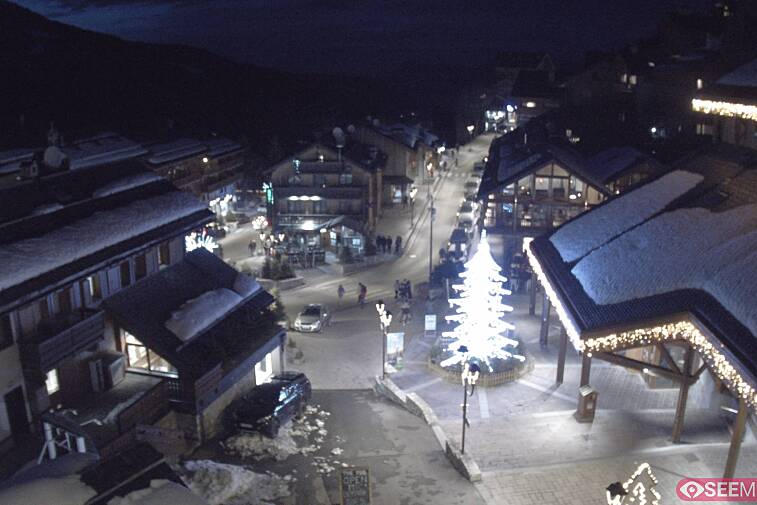 Webcam view of the square at the heart of Meribel, as seen from Hotel Le Doron. On the right is the Tourist Office and main Post Office. Sometimes you can see live entertainment in the square in front
