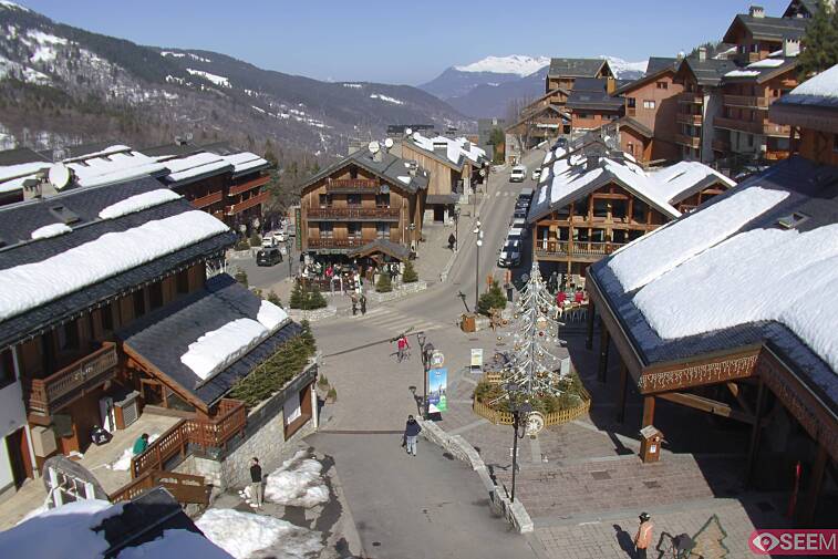 Webcam view of the square at the heart of Meribel, as seen from Hotel Le Doron. On the right is the Tourist Office and main Post Office. Sometimes you can see live entertainment in the square in front