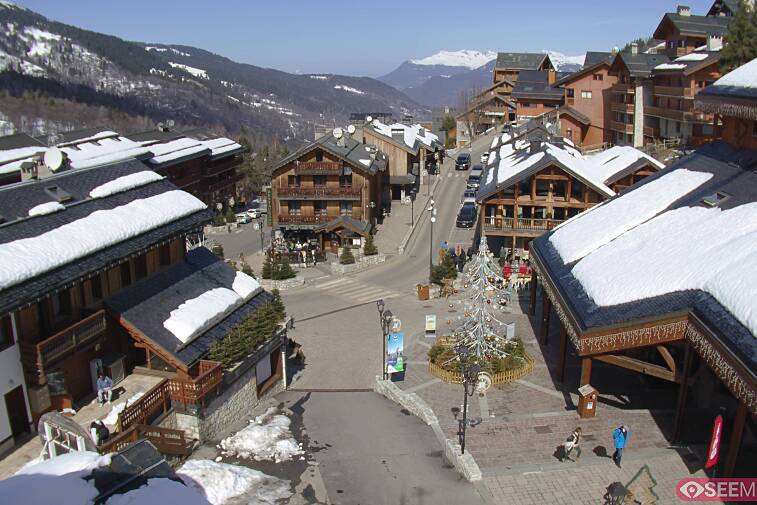 Webcam view of the square at the heart of Meribel, as seen from Hotel Le Doron. On the right is the Tourist Office and main Post Office. Sometimes you can see live entertainment in the square in front
