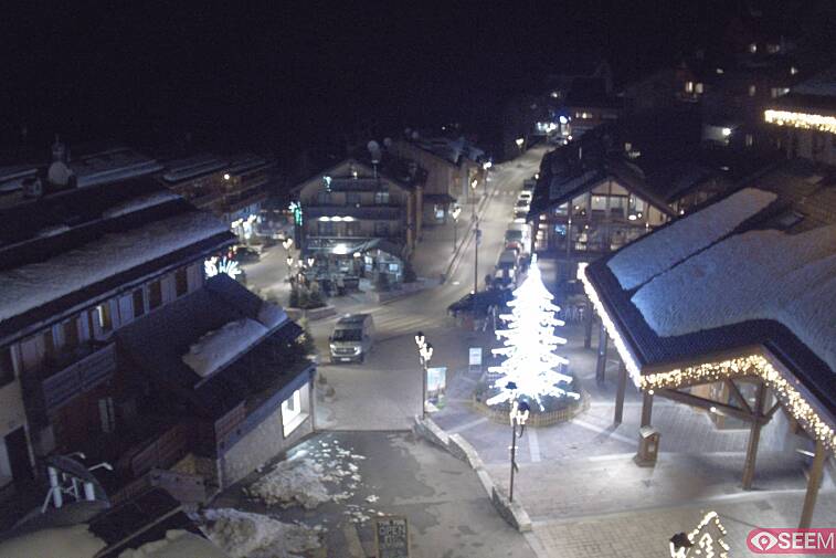 Webcam view of the square at the heart of Meribel, as seen from Hotel Le Doron. On the right is the Tourist Office and main Post Office. Sometimes you can see live entertainment in the square in front
