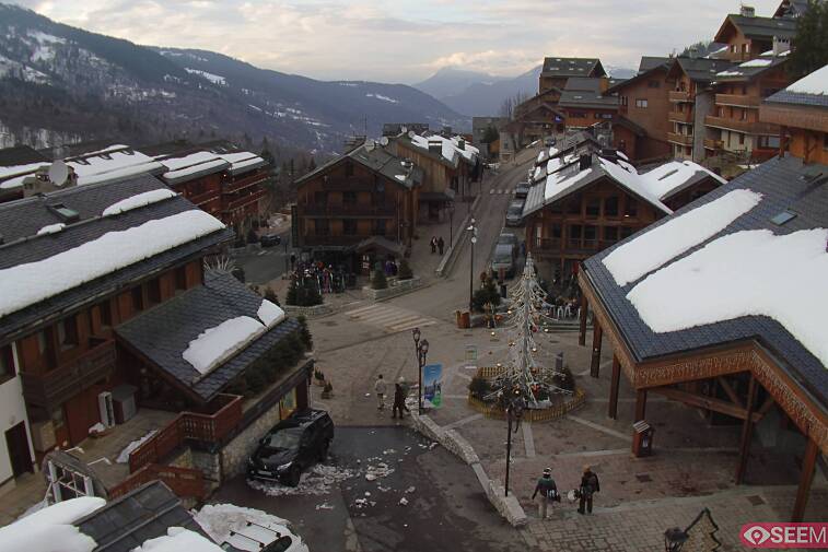Webcam view of the square at the heart of Meribel, as seen from Hotel Le Doron. On the right is the Tourist Office and main Post Office. Sometimes you can see live entertainment in the square in front