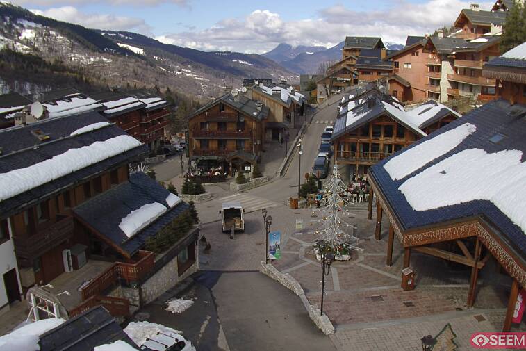 Webcam view of the square at the heart of Meribel, as seen from Hotel Le Doron. On the right is the Tourist Office and main Post Office. Sometimes you can see live entertainment in the square in front