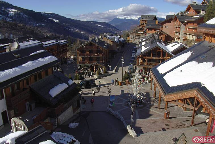 Webcam view of the square at the heart of Meribel, as seen from Hotel Le Doron. On the right is the Tourist Office and main Post Office. Sometimes you can see live entertainment in the square in front