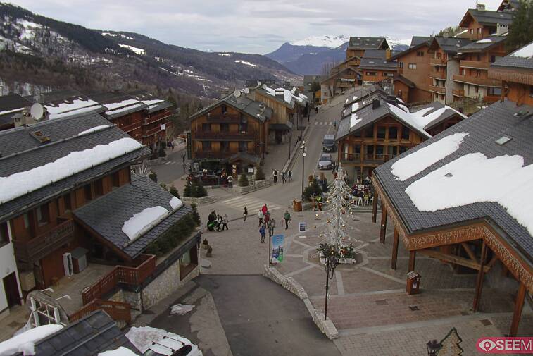 Webcam view of the square at the heart of Meribel, as seen from Hotel Le Doron. On the right is the Tourist Office and main Post Office. Sometimes you can see live entertainment in the square in front