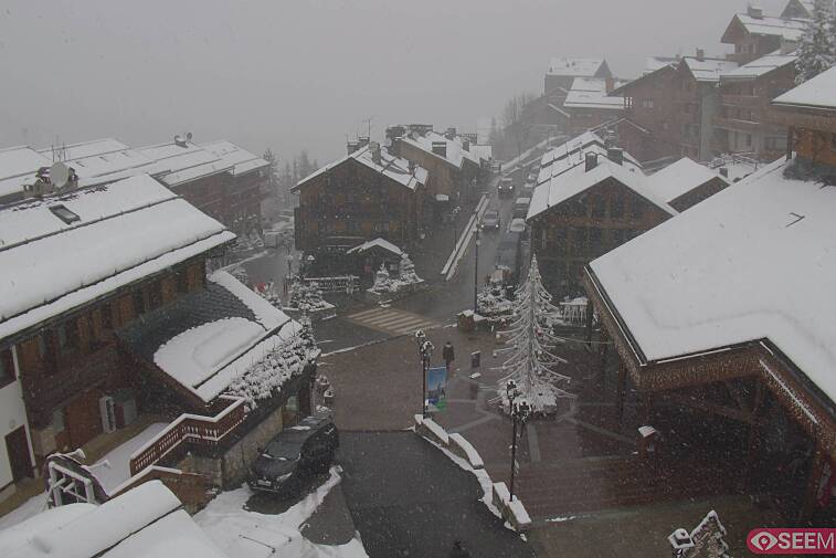 Webcam view of the square at the heart of Meribel, as seen from Hotel Le Doron. On the right is the Tourist Office and main Post Office. Sometimes you can see live entertainment in the square in front
