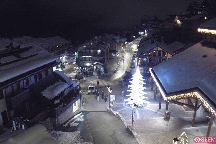 Webcam view of the square at the heart of Meribel, as seen from Hotel Le Doron. On the right is the Tourist Office and main Post Office. Sometimes you can see live entertainment in the square in front