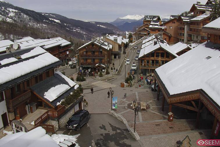 Webcam view of the square at the heart of Meribel, as seen from Hotel Le Doron. On the right is the Tourist Office and main Post Office. Sometimes you can see live entertainment in the square in front