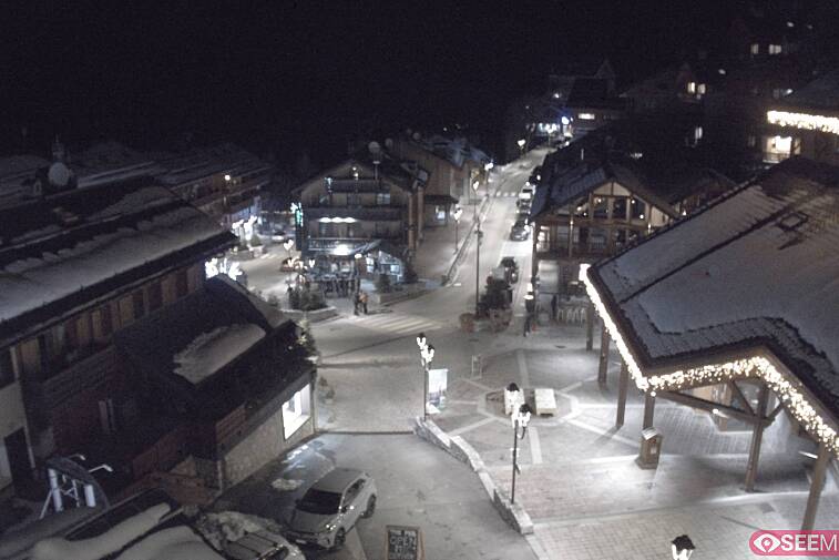 Webcam view of the square at the heart of Meribel, as seen from Hotel Le Doron. On the right is the Tourist Office and main Post Office. Sometimes you can see live entertainment in the square in front