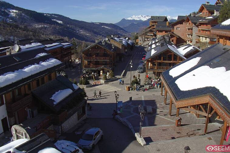 Webcam view of the square at the heart of Meribel, as seen from Hotel Le Doron. On the right is the Tourist Office and main Post Office. Sometimes you can see live entertainment in the square in front