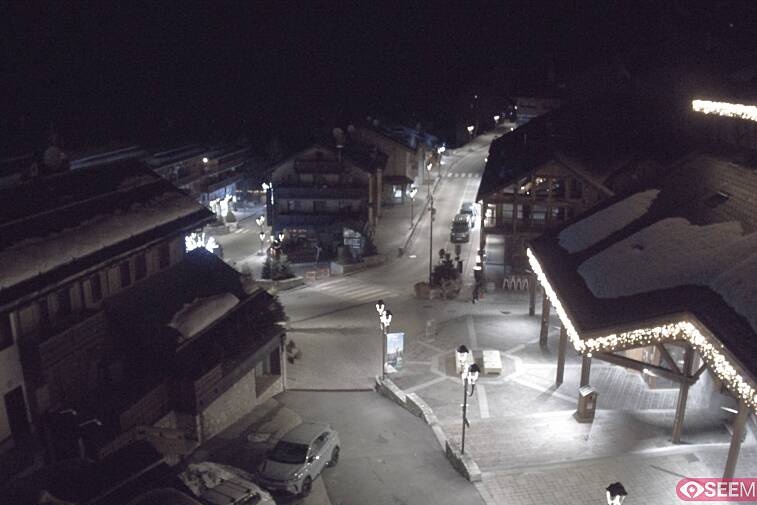 Webcam view of the square at the heart of Meribel, as seen from Hotel Le Doron. On the right is the Tourist Office and main Post Office. Sometimes you can see live entertainment in the square in front