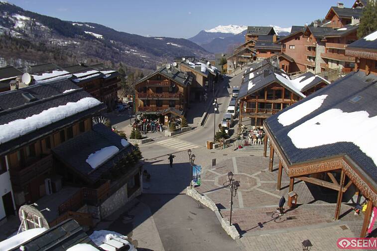 Webcam view of the square at the heart of Meribel, as seen from Hotel Le Doron. On the right is the Tourist Office and main Post Office. Sometimes you can see live entertainment in the square in front