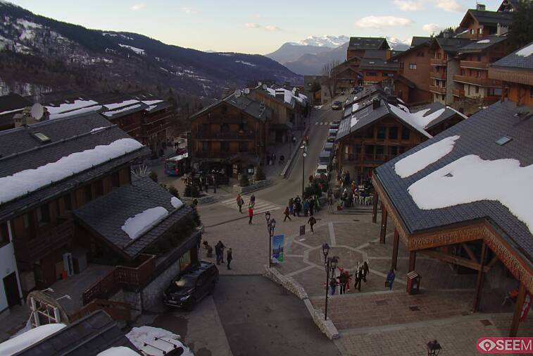 Webcam view of the square at the heart of Meribel, as seen from Hotel Le Doron. On the right is the Tourist Office and main Post Office. Sometimes you can see live entertainment in the square in front