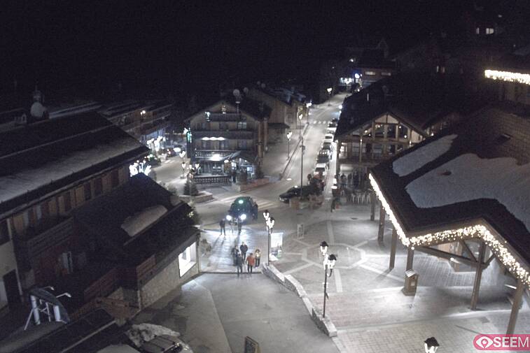 Webcam view of the square at the heart of Meribel, as seen from Hotel Le Doron. On the right is the Tourist Office and main Post Office. Sometimes you can see live entertainment in the square in front
