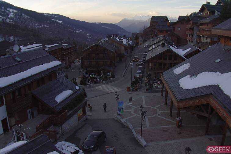 Webcam view of the square at the heart of Meribel, as seen from Hotel Le Doron. On the right is the Tourist Office and main Post Office. Sometimes you can see live entertainment in the square in front