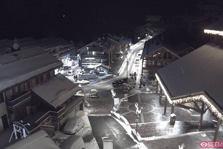 Webcam view of the square at the heart of Meribel, as seen from Hotel Le Doron. On the right is the Tourist Office and main Post Office. Sometimes you can see live entertainment in the square in front