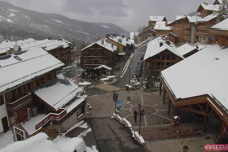 Webcam view of the square at the heart of Meribel, as seen from Hotel Le Doron. On the right is the Tourist Office and main Post Office. Sometimes you can see live entertainment in the square in front