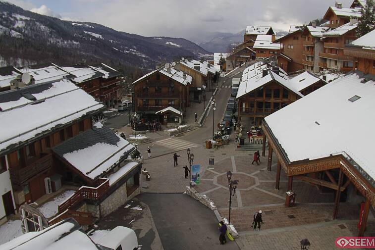 Webcam view of the square at the heart of Meribel, as seen from Hotel Le Doron. On the right is the Tourist Office and main Post Office. Sometimes you can see live entertainment in the square in front