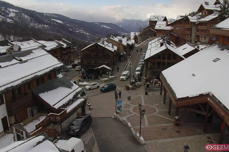 Webcam view of the square at the heart of Meribel, as seen from Hotel Le Doron. On the right is the Tourist Office and main Post Office. Sometimes you can see live entertainment in the square in front