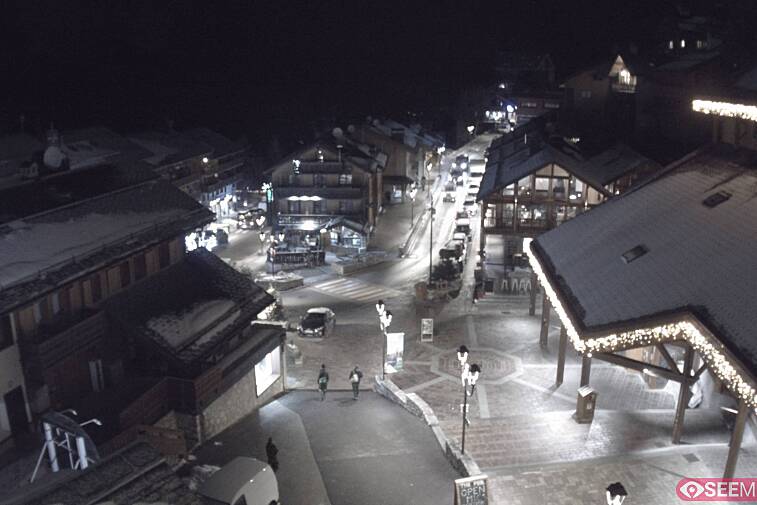 Webcam view of the square at the heart of Meribel, as seen from Hotel Le Doron. On the right is the Tourist Office and main Post Office. Sometimes you can see live entertainment in the square in front