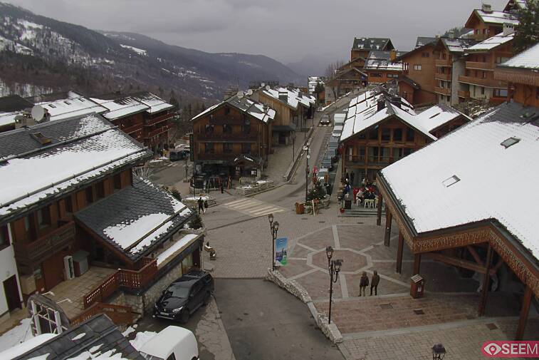 Webcam view of the square at the heart of Meribel, as seen from Hotel Le Doron. On the right is the Tourist Office and main Post Office. Sometimes you can see live entertainment in the square in front