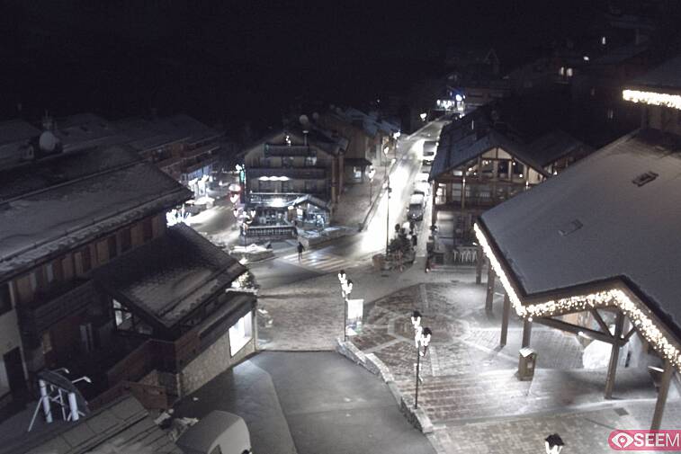 Webcam view of the square at the heart of Meribel, as seen from Hotel Le Doron. On the right is the Tourist Office and main Post Office. Sometimes you can see live entertainment in the square in front
