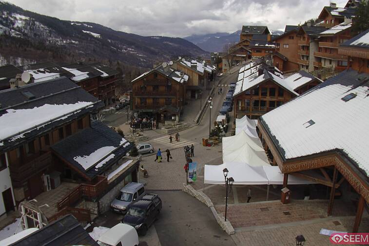 Webcam view of the square at the heart of Meribel, as seen from Hotel Le Doron. On the right is the Tourist Office and main Post Office. Sometimes you can see live entertainment in the square in front