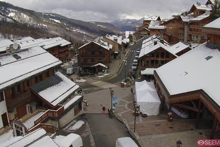 Webcam view of the square at the heart of Meribel, as seen from Hotel Le Doron. On the right is the Tourist Office and main Post Office. Sometimes you can see live entertainment in the square in front