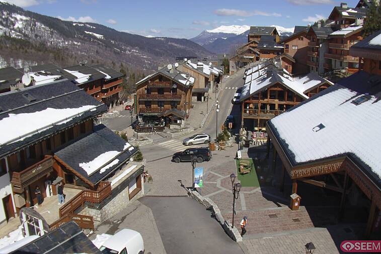 Webcam view of the square at the heart of Meribel, as seen from Hotel Le Doron. On the right is the Tourist Office and main Post Office. Sometimes you can see live entertainment in the square in front