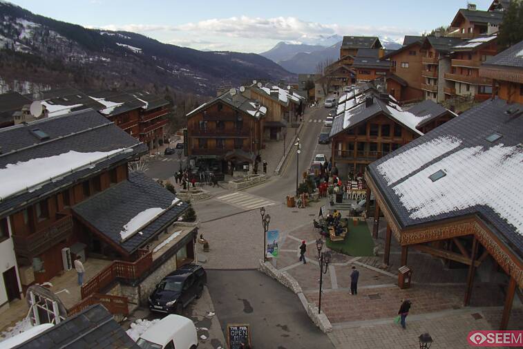 Webcam view of the square at the heart of Meribel, as seen from Hotel Le Doron. On the right is the Tourist Office and main Post Office. Sometimes you can see live entertainment in the square in front