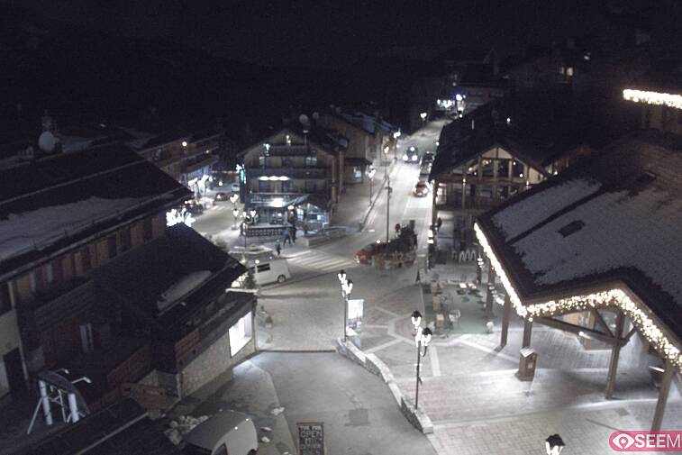 Webcam view of the square at the heart of Meribel, as seen from Hotel Le Doron. On the right is the Tourist Office and main Post Office. Sometimes you can see live entertainment in the square in front