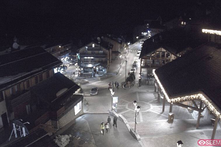 Webcam view of the square at the heart of Meribel, as seen from Hotel Le Doron. On the right is the Tourist Office and main Post Office. Sometimes you can see live entertainment in the square in front