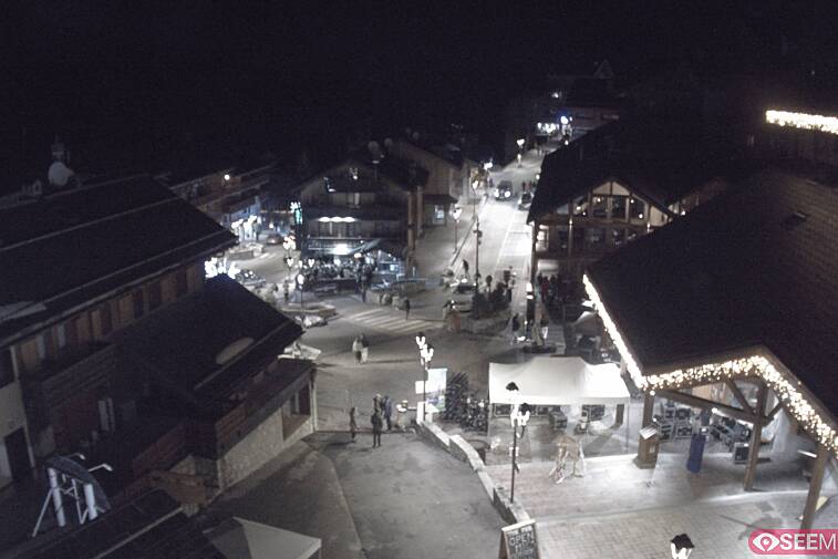 Webcam view of the square at the heart of Meribel, as seen from Hotel Le Doron. On the right is the Tourist Office and main Post Office. Sometimes you can see live entertainment in the square in front