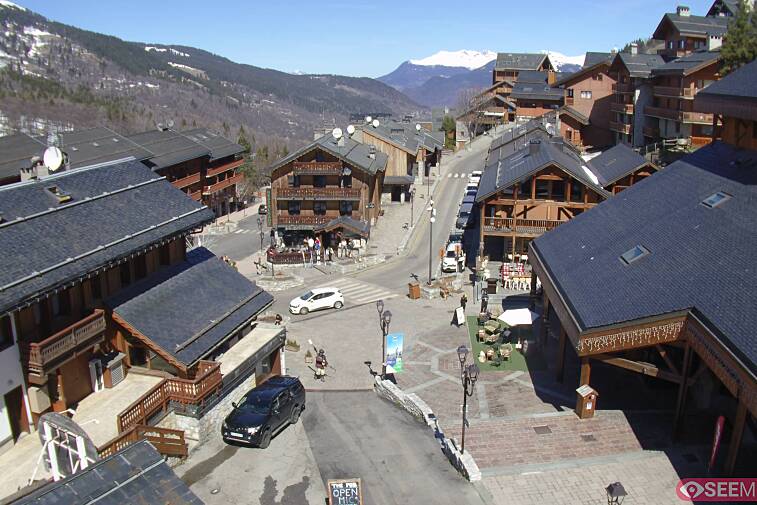Webcam view of the square at the heart of Meribel, as seen from Hotel Le Doron. On the right is the Tourist Office and main Post Office. Sometimes you can see live entertainment in the square in front