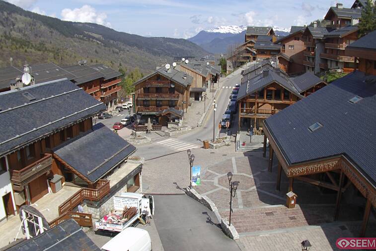 Webcam view of the square at the heart of Meribel, as seen from Hotel Le Doron. On the right is the Tourist Office and main Post Office. Sometimes you can see live entertainment in the square in front