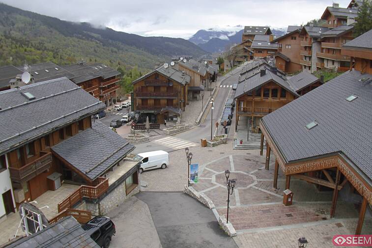 Webcam view of the square at the heart of Meribel, as seen from Hotel Le Doron. On the right is the Tourist Office and main Post Office. Sometimes you can see live entertainment in the square in front