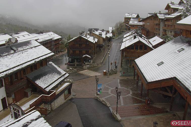 Webcam view of the square at the heart of Meribel, as seen from Hotel Le Doron. On the right is the Tourist Office and main Post Office. Sometimes you can see live entertainment in the square in front