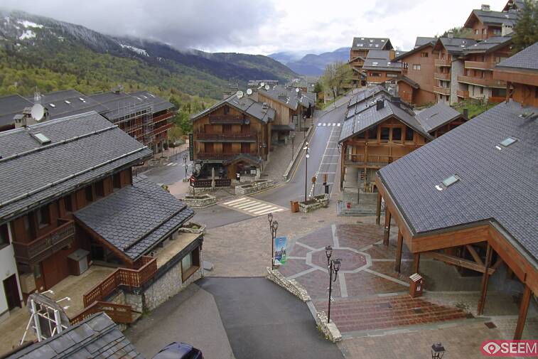 Webcam view of the square at the heart of Meribel, as seen from Hotel Le Doron. On the right is the Tourist Office and main Post Office. Sometimes you can see live entertainment in the square in front